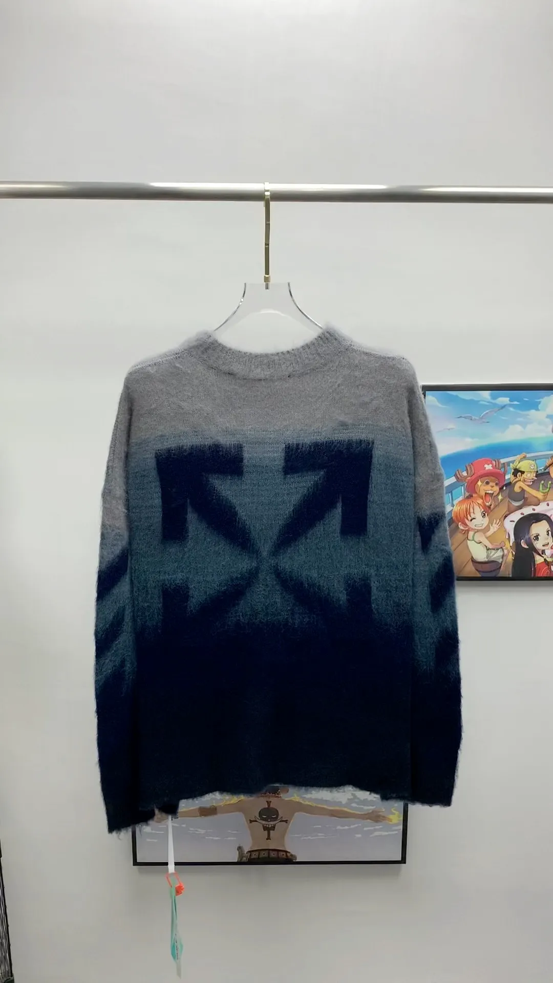 Real-shot video on the back——New top-level proven version OFFWHITE (OW) gradient mohair striped arrow sweater hoodie gradient rendering arrow couple sweater Mohair (English Mohair; Turkish: MUKHYAR) refers to the coat of Angora goats, also known as Angora goat hair. The name comes from Turkish, meaning "the best hair". It has good elasticity, pressure resistance and special luster. It is an excellent raw material for making plush fabrics and one of the most advanced animal textile fiber raw materials in the world market. Mohair has a shape similar to long wool. The fiber surface is smooth, strong luster, high strength, good elasticity, less curl, and easy to wash. Mohair can be used in jacquard blankets, long-haired coats and high-gloss wool fabrics. Mohair sweaters from ow are released every year🛒 The same style and ever-changing colors. There is really no girl who doesn’t love it. It is super suitable for wearing under a down jacket in winter without being bulky! If the lower body is missing, their favorite os version🙋🏻‍♀️ intuitively adds natural softness and fairy beauty effect, which is the best choice! The upper body is lightweight and does not weigh down the body while keeping warm. The sleeves and the gradient arrow parts on the back are repeatedly patterned until the gradient level is satisfied before large-scale products are released. The craftsmanship is extremely demanding. Each sweater is woolen at least ten times to give it a plush, thick feel and good fluffiness! ✅ Fabric composition: 50% mohair 32 spandex 18% wool, three-level anti-pilling Color: black and white gradient Sizes Mohair is lighter and softer, so be careful not to machine wash it, not machine washable! ! emphasize! !  ⚠️Hand wash with warm water and cold water P:440